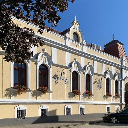 Tinódi Fogadó Sarvar Bagian luar foto