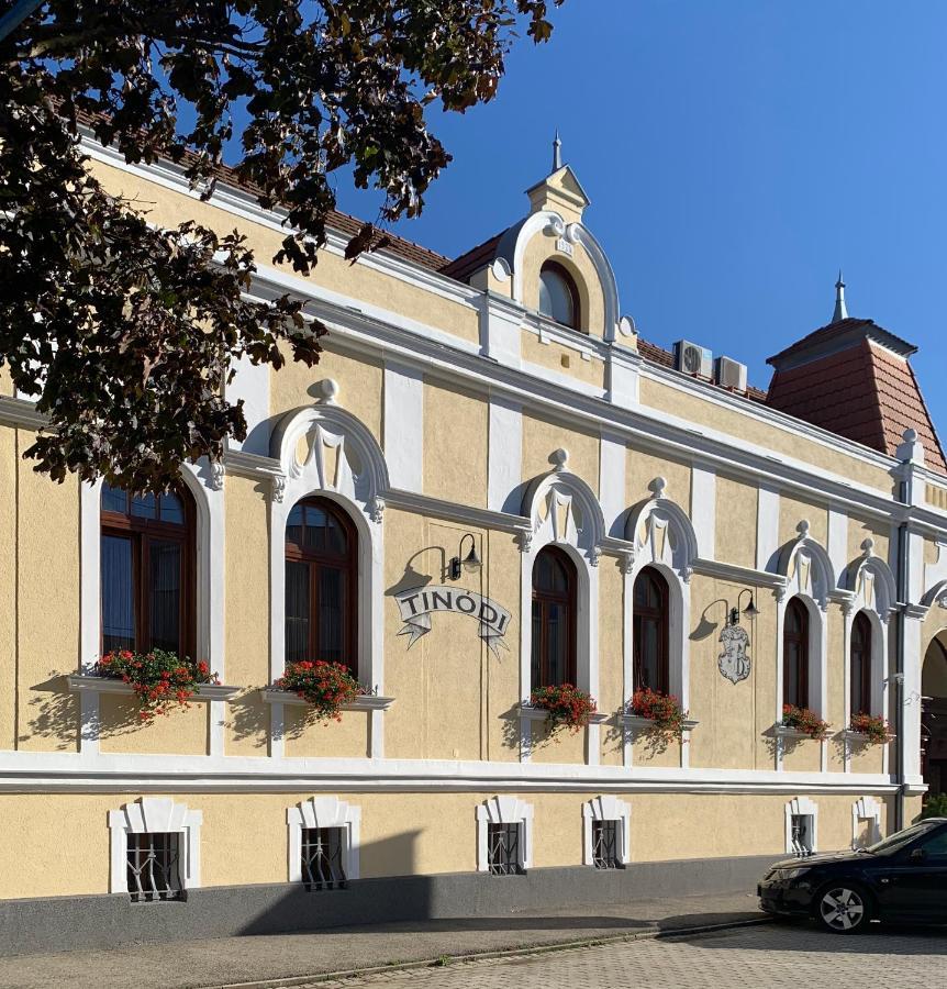 Tinódi Fogadó Sarvar Bagian luar foto