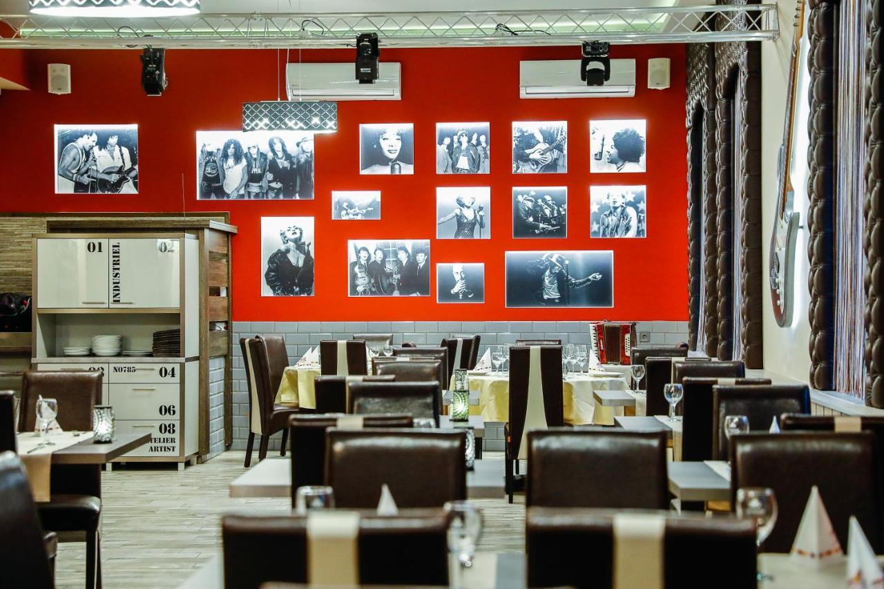 Tinódi Fogadó Sarvar Bagian luar foto